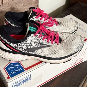 Brooks Women's Ghost 11 Athletic Shoes - White and Pink